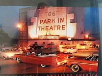Fotografische print met de titel "66 park-in theatre" uit de serie roadside america van de amerikaanse fotograaf lucinda lewis met verlichting - afbeelding 5 van  10