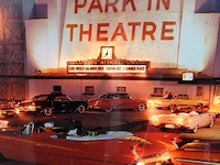 Fotografische print met de titel "66 park-in theatre" uit de serie roadside america van de amerikaanse fotograaf lucinda lewis met verlichting - afbeelding 6 van  10