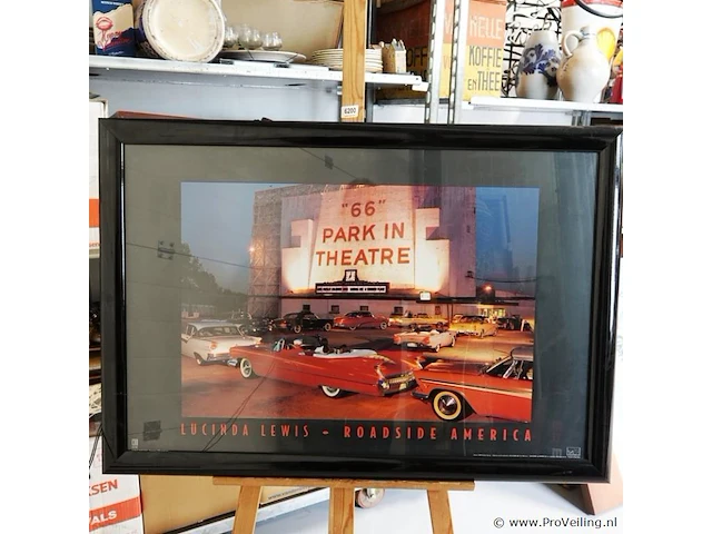 Fotografische print met de titel "66 park-in theatre" uit de serie roadside america van de amerikaanse fotograaf lucinda lewis met verlichting - afbeelding 7 van  10
