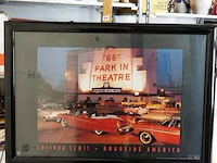 Fotografische print met de titel "66 park-in theatre" uit de serie roadside america van de amerikaanse fotograaf lucinda lewis met verlichting - afbeelding 7 van  10