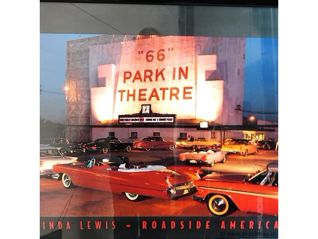 Fotografische print met de titel "66 park-in theatre" uit de serie roadside america van de amerikaanse fotograaf lucinda lewis met verlichting - afbeelding 8 van  10