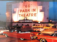 Fotografische print met de titel "66 park-in theatre" uit de serie roadside america van de amerikaanse fotograaf lucinda lewis met verlichting - afbeelding 8 van  10