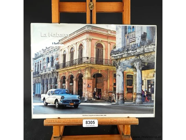 Fotoplakette van la habana (havana) met een klassieke amerikaanse auto en historische straatarchitectuur, gefotografeerd door guillermo bello in 2004 op de calle reina - afbeelding 1 van  5