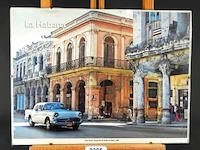 Fotoplakette van la habana (havana) met een klassieke amerikaanse auto en historische straatarchitectuur, gefotografeerd door guillermo bello in 2004 op de calle reina