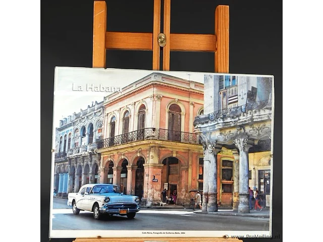 Fotoplakette van la habana (havana) met een klassieke amerikaanse auto en historische straatarchitectuur, gefotografeerd door guillermo bello in 2004 op de calle reina - afbeelding 2 van  5
