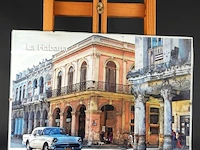 Fotoplakette van la habana (havana) met een klassieke amerikaanse auto en historische straatarchitectuur, gefotografeerd door guillermo bello in 2004 op de calle reina - afbeelding 2 van  5