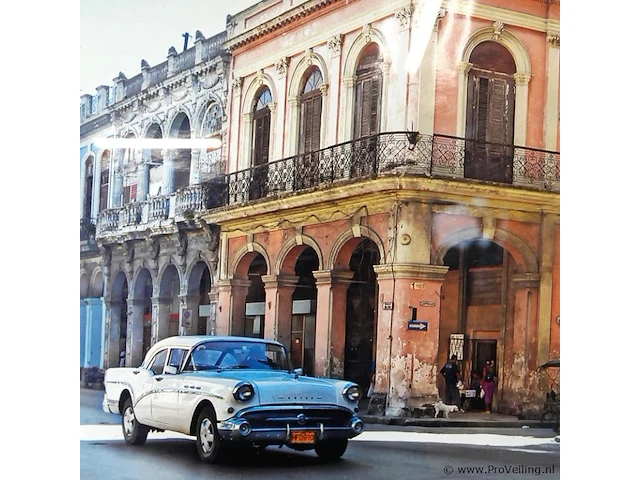 Fotoplakette van la habana (havana) met een klassieke amerikaanse auto en historische straatarchitectuur, gefotografeerd door guillermo bello in 2004 op de calle reina - afbeelding 3 van  5