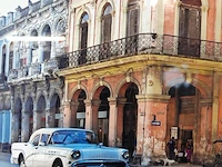 Fotoplakette van la habana (havana) met een klassieke amerikaanse auto en historische straatarchitectuur, gefotografeerd door guillermo bello in 2004 op de calle reina - afbeelding 3 van  5