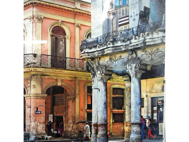 Fotoplakette van la habana (havana) met een klassieke amerikaanse auto en historische straatarchitectuur, gefotografeerd door guillermo bello in 2004 op de calle reina - afbeelding 4 van  5