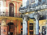 Fotoplakette van la habana (havana) met een klassieke amerikaanse auto en historische straatarchitectuur, gefotografeerd door guillermo bello in 2004 op de calle reina - afbeelding 4 van  5