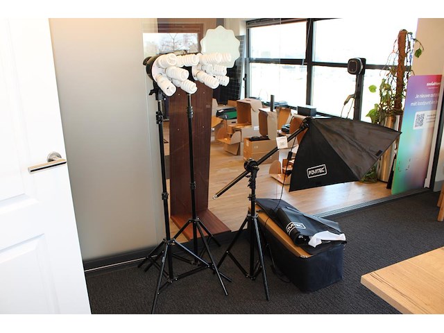 Fotoproducten w.o. statieven, flitsboxen fovitec en flitslampen. - afbeelding 1 van  3