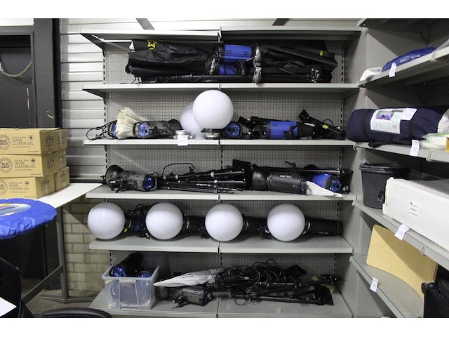 Fotostudio gerelateerde producten op vijf schappen w.o. studioflitsers mettle, statieven, wallmounts etc. - afbeelding 1 van  4