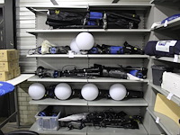 Fotostudio gerelateerde producten op vijf schappen w.o. studioflitsers mettle, statieven, wallmounts etc. - afbeelding 1 van  4