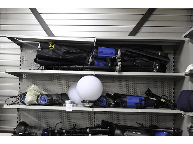 Fotostudio gerelateerde producten op vijf schappen w.o. studioflitsers mettle, statieven, wallmounts etc. - afbeelding 2 van  4