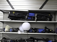 Fotostudio gerelateerde producten op vijf schappen w.o. studioflitsers mettle, statieven, wallmounts etc. - afbeelding 2 van  4