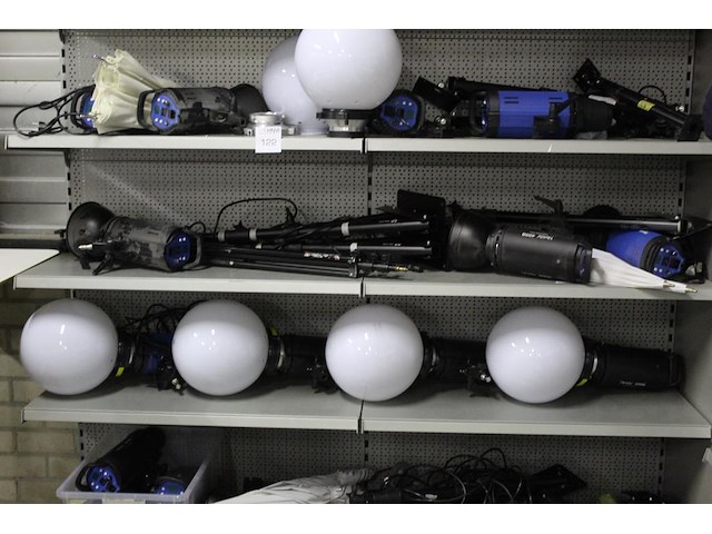 Fotostudio gerelateerde producten op vijf schappen w.o. studioflitsers mettle, statieven, wallmounts etc. - afbeelding 3 van  4