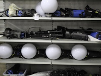 Fotostudio gerelateerde producten op vijf schappen w.o. studioflitsers mettle, statieven, wallmounts etc. - afbeelding 3 van  4