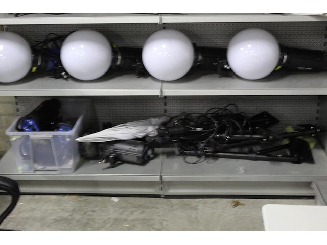 Fotostudio gerelateerde producten op vijf schappen w.o. studioflitsers mettle, statieven, wallmounts etc. - afbeelding 4 van  4