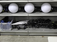 Fotostudio gerelateerde producten op vijf schappen w.o. studioflitsers mettle, statieven, wallmounts etc. - afbeelding 4 van  4