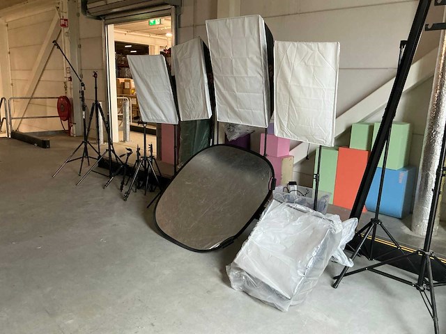 Fotostudio uitrusting met verlichting en statieven - afbeelding 1 van  13