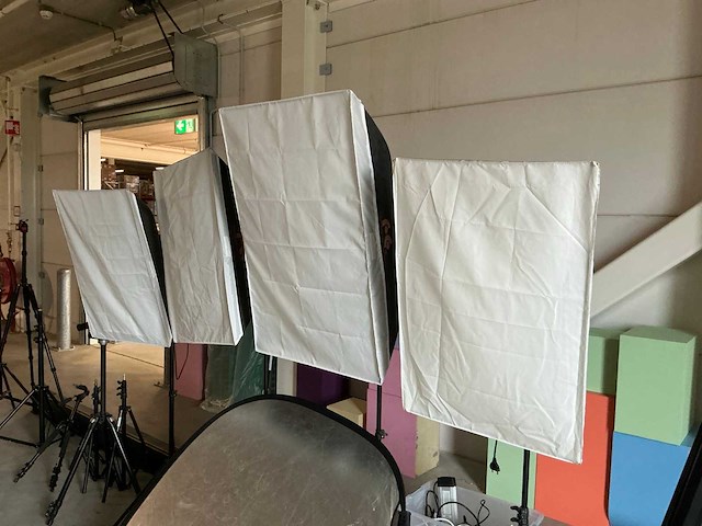 Fotostudio uitrusting met verlichting en statieven - afbeelding 6 van  13