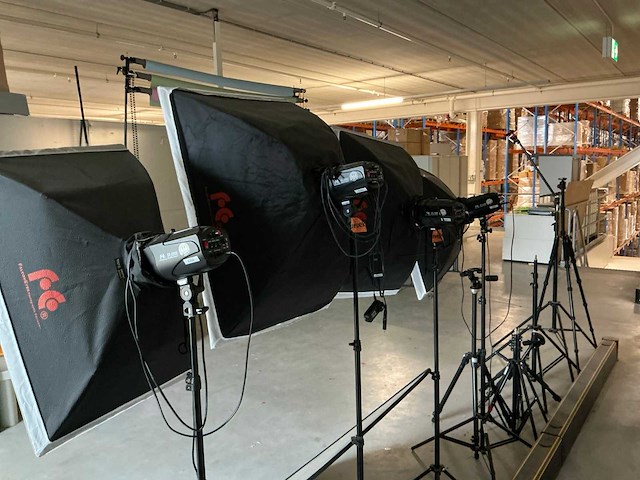 Fotostudio uitrusting met verlichting en statieven - afbeelding 7 van  13
