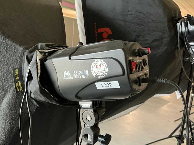 Fotostudio uitrusting met verlichting en statieven - afbeelding 8 van  13