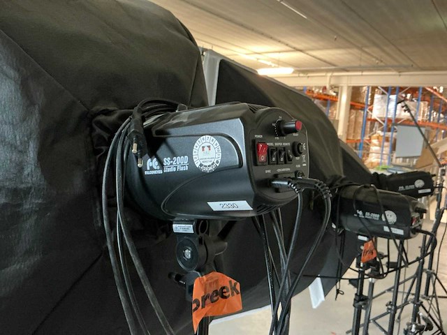 Fotostudio uitrusting met verlichting en statieven - afbeelding 9 van  13