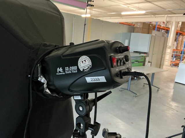 Fotostudio uitrusting met verlichting en statieven - afbeelding 11 van  13