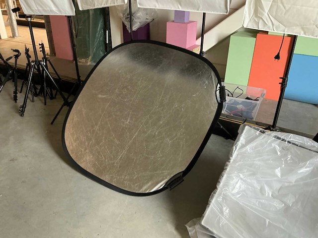 Fotostudio uitrusting met verlichting en statieven - afbeelding 13 van  13