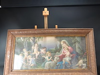 Fraai bestoken oude houten lijst met religieus tafereel - afbeelding 1 van  5