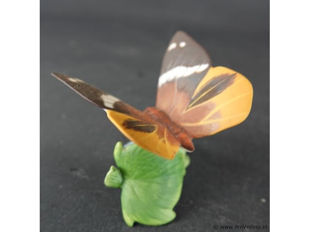 Franklin mint biscuitporseleinen vlinderbeeldje uit de serie "butterflies of the world" - afbeelding 3 van  5