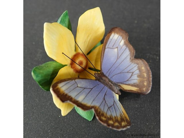 Franklin mint biscuitporseleinen vlinderbeeldje uit de serie "butterflies of the world" - afbeelding 2 van  5
