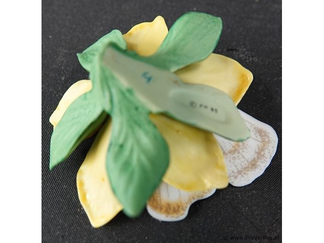 Franklin mint biscuitporseleinen vlinderbeeldje uit de serie "butterflies of the world" - afbeelding 4 van  5