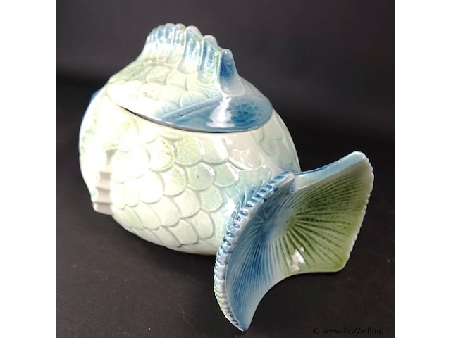 Frans porseleinen vis als dekselschaal - afbeelding 3 van  5