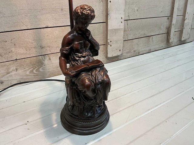 Franse figuratieve bronzen lamp lezende dame (jaren 70) - afbeelding 3 van  8