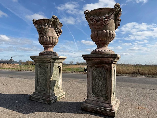 Franse stijl champagne vaas met sokkel (2x) - afbeelding 1 van  6