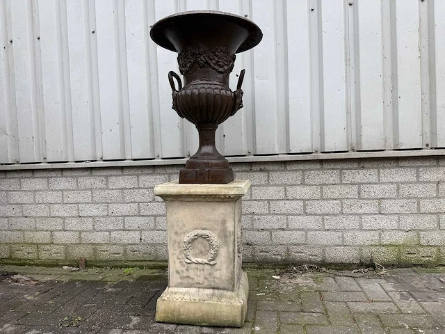 Franse stijl vaas met sokkel - afbeelding 1 van  3