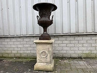 Franse stijl vaas met sokkel
