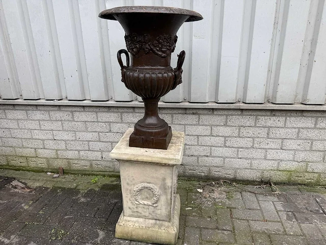 Franse stijl vaas met sokkel - afbeelding 2 van  3
