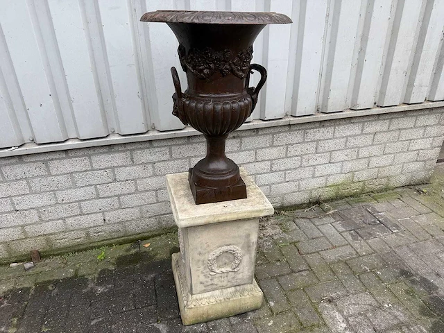 Franse stijl vaas met sokkel - afbeelding 3 van  3