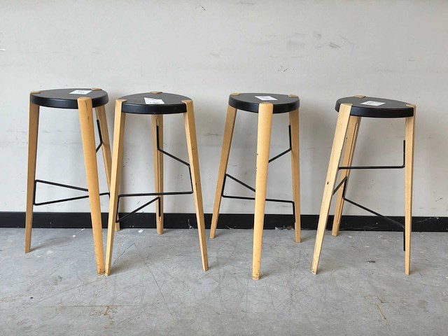 Free modern barkruk (4x) - afbeelding 1 van  3