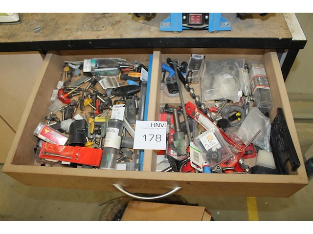 Freeskoppen, boren en hulpstukken in lade. - afbeelding 1 van  5