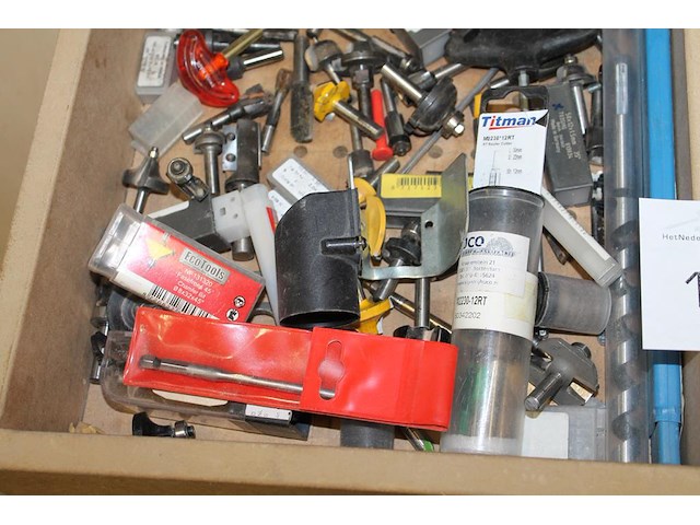 Freeskoppen, boren en hulpstukken in lade. - afbeelding 2 van  5