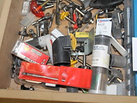 Freeskoppen, boren en hulpstukken in lade. - afbeelding 2 van  5