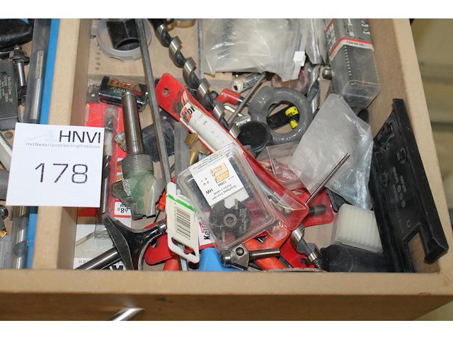 Freeskoppen, boren en hulpstukken in lade. - afbeelding 4 van  5