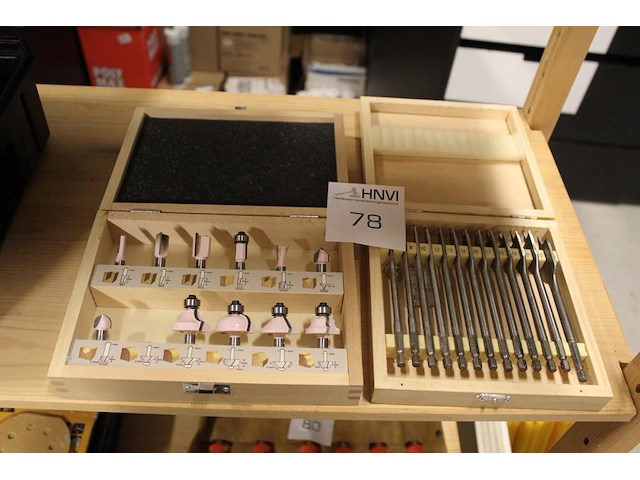 Freeskoppen en gatenboren in houten kistjes - afbeelding 1 van  3