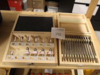 Freeskoppen en gatenboren in houten kistjes - afbeelding 1 van  3