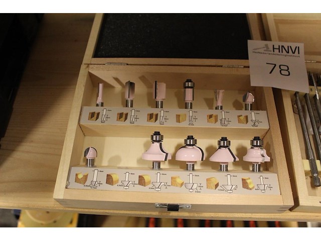 Freeskoppen en gatenboren in houten kistjes - afbeelding 2 van  3