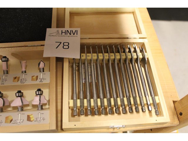 Freeskoppen en gatenboren in houten kistjes - afbeelding 3 van  3